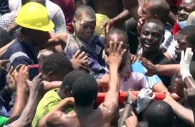 Segundo testemunhas, quase 20 jovens foram retirados com vida dos escombros; ao menos oito crianças morreram