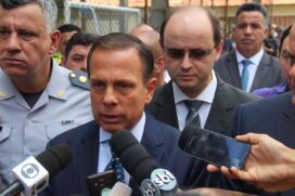 O governador João Doria concedeu coletiva em frente à Escola Estadual Raul Brasil, em Suzano (SP)