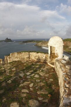 Forte dos Remédios O Forte Nossa Senhora dos Remédios, ou só Forte dos Remédios, foi construído em uma grande colina no século 18 e fica sobre uma colina a cerca de 45 metros acima do oceano