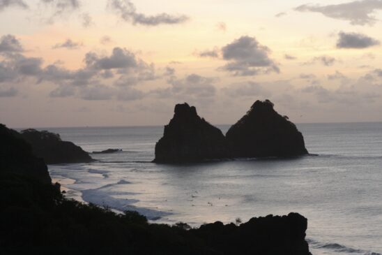 Mirante vista dois irm&atilde;os Fernando de Noronha (3)