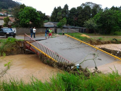 Ponte destruída pela chuva em São Roque há três anos continua sem reparo; administração diz que busca recursos para as obras