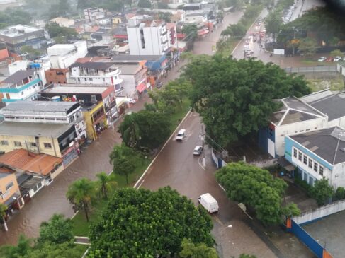 Como de costume, a avenida alagou após as fortes chuvas que caíram na Capital nesta semana