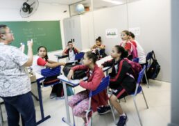 Alunos da Escola Municipal de Educação Bilíngue para Surdos (EMEBS)