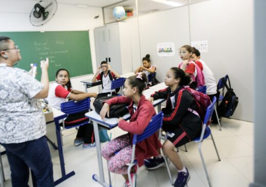 Alunos da Escola Municipal de Educação Bilíngue para Surdos (EMEBS)