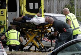Socorristas levam ferido após ataques a tiros em mesquistas de Christchurch, ocorridos na sexta-feira