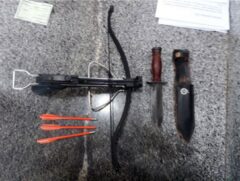 De acordo com a secretaria, o homem também portava uma faca, além da besta, um equipamento que lança flechas