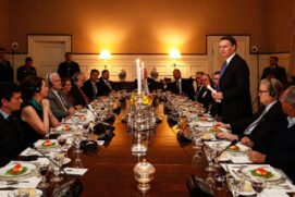 O presidente participou de jantar com cúpula do conservadorismo e irá se encontrar com Trump hoje