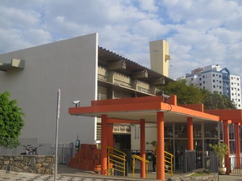 O texto faz ameaças a alunos 'do 1º e 5º ano do Sesi do Mangal', bairro onde fica a unidade de ensino