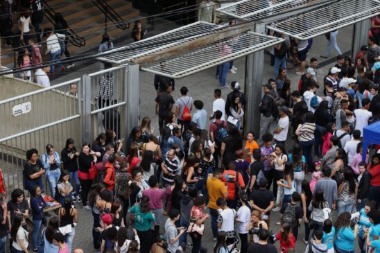 Candidatos chegam para fazer a prova do Enem, na Uninove da Barra Funda, em São Paulo.