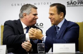 O governador João Doria e o presidente da General Motors, Carlos Zarlenga, durante anúncio ontem