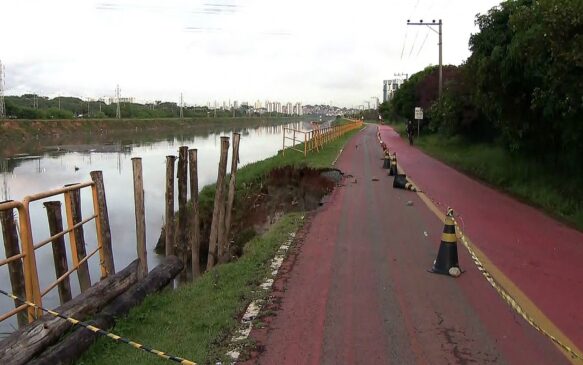 O buraco tem aumentado nas últimas semanas, por causa das fortes chuvas que têm caído sobre a cidade de São Paulo