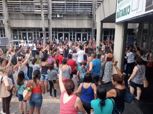 Os 1,3 mil professores da rede municipal de ensino de Cubatão, na Baixada Santista, entraram em greve nesta quarta-feira