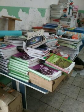 Ainda segundo o relatório, em 11,86% das unidades os livros/apostilas estavam armazenados em lugares inadequados