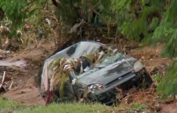 O veículo em que estavam mãe e filha foi arrastado pela chuva em Bauru; carro foi encontrado após o nível da água baixar