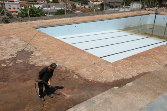 Piscina olímpica também está passando por limpeza e reforma