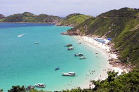 Pontal do Atalaia A escadaria que leva às praias do Pontal do Atalaia já é ponto conhecido de quem conhece Arraial do Cabo e tem cerca de 400 degraus. As praias do local são calmas, porém não existe uma boa infraestrutura de restaurantes ou quiosques.