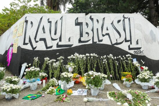 Diversas homenagens às vítimas, como flores e cartazes, foram feitas em frente à escola após o ataque