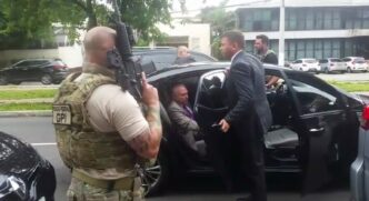 Momento em que o ex-presidente Michel Temer &eacute; abordado pela Pol&iacute;cia Federal