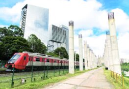 A previsão inicial era que o monotrilho estivesse em funcionamento em 2013; a última previsão era julho de 2019