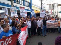 Em Piracicaba, o ato reuniu membros de sindicatos, professores, ONGs, servidores e trabalhadores e contou com cerca de 100 pessoas