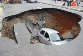 O buraco abriu na rua Juca Esteves, no último dia 17, e chegou a engolir um carro que passava pelo local; motorista se feriu