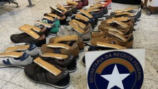 Cocaína escondida sob a palmilha de pares de tênis foi achada por cães farejadores em Cumbica