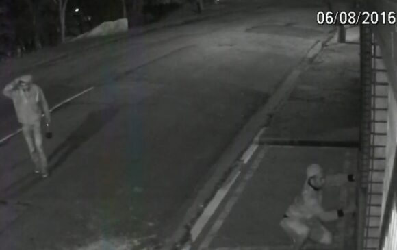 Imagens de câmara de segurança mostram a ação do grupo de pichadores antes da violência contra os donos da casa