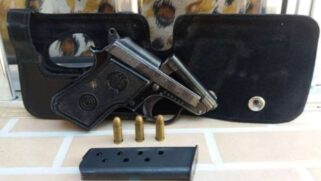 Além do revólver calibre 38, usado contra os policiais - o tiro atingiu o escudo -, o homem tinha uma pistola calibre 635 em casa