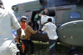 Moradores estão recebendo pacotes com alimentos que são deixados por helicóptero perto de Nhamatanda, em Moçambique