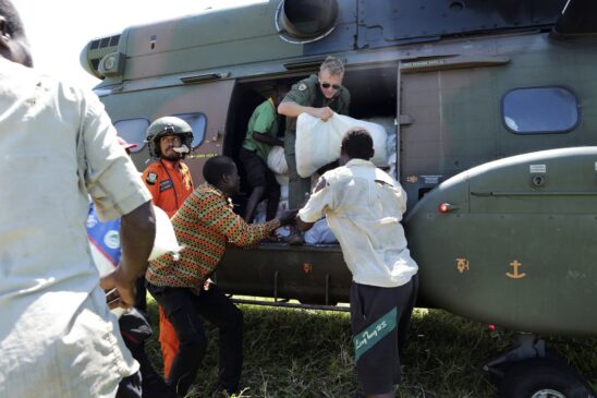 Moradores estão recebendo pacotes com alimentos que são deixados por helicóptero perto de Nhamatanda, em Moçambique