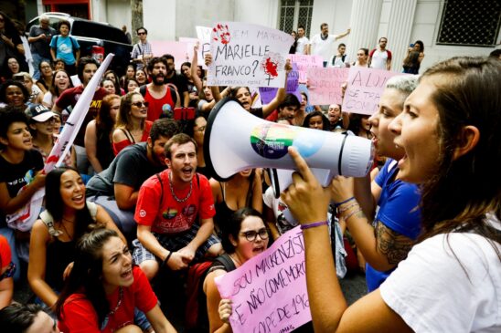 Estudantes promoveram ato contra o golpe militar de 1964 e Bolsonaro em uma das entradas do Mackenzie, em São Paulo