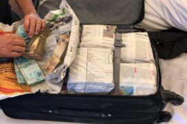 Uma mala com cerca de R$ 800 mil foi apreendida na casa de um dos presos; operação apura supostas fraudes em licitações