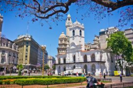 Uma das principais capitais da América do Sul, Buenos Aires, agrada a todos os tipos de público, seja casais em lua de mel, famílias com crianças, grupos de amigos e até mesmo quem viaja sozinho. A língua espanhola e a proximidade com o Brasil facilita o