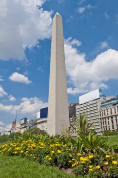 Obelisco O monumento histórico foi erguido na Praça da República, no cruzamento das avenidas Corrientes e 9 de julio, em comemoração ao 4º centenário da fundação da cidade