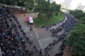 S&Atilde;O PAULO, SP, 26.03.2019: MUTIR&Atilde;O-EMPREGO-SP - Um mutir&atilde;o para ajudar trabalhadores a conseguir recoloca&ccedil;&atilde;o no mercado de trabalho forma uma fila gigante no vale do Anhangaba&uacute;, regi&atilde;o central de S&atilde;o