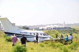 Avião bimotor faz pouso forçado na madrugada desta terça-feira em uma área de pasto em Campinas