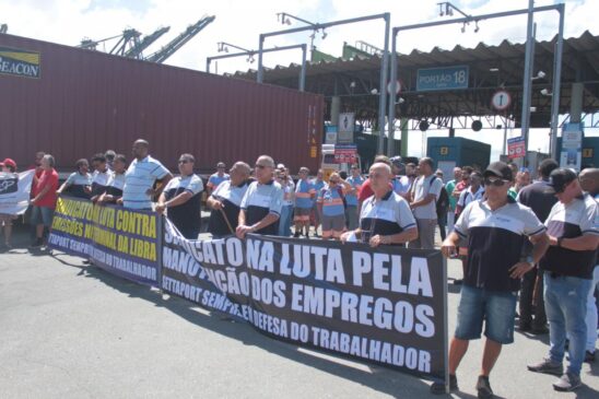 Os trabalhadores fizeram uma manifestação na porta da Libra Santos; fechamento da Libra pode resultar em 920 demissões