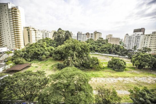 A assinatura vai efetivar o acordo feito em 10 de agosto do ano passado entre a prefeitura, o Ministério Público e as construtoras