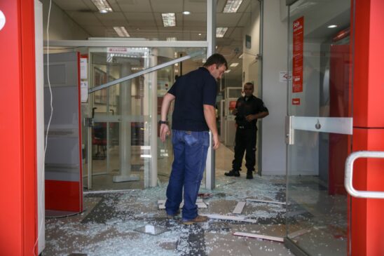 Movimentação de policiais e peritos em uma agência do Santander após o ataque em Guararema