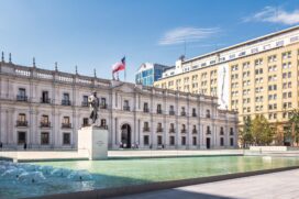 Palácio de La Moneda. O local é a sede da Presidência da República do Chile. Também abriga o Ministério do Interior, a Secretaria Geral da Presidência e a Secretaria Geral do Governo. La Moneda foi projetado originalmente para abrigar a Casa da Moeda