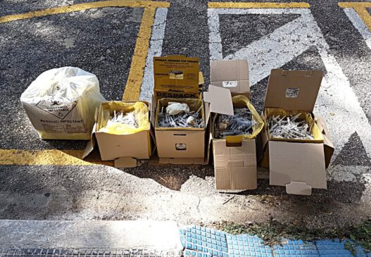 Cerca de 2.800 seringas com agulhas e ampolas de injetáveis usadas e descartadas irregularmente foram encontradas em Mairinque