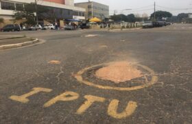 Buraco em rua de Guarulhos foi pichado com a palavra IPTU