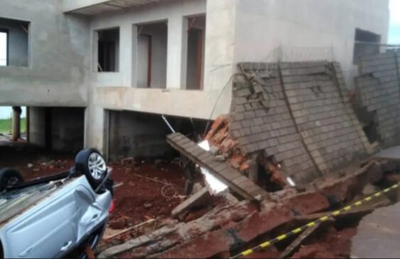 Em Jaú casas foram inundadas e carros foram arrastados pela água