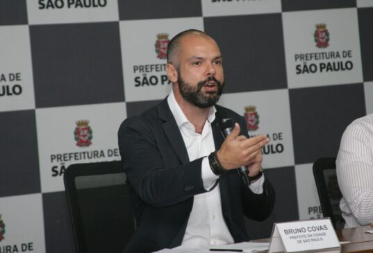 Covas durante o anúncio do programa na sede da prefeitura