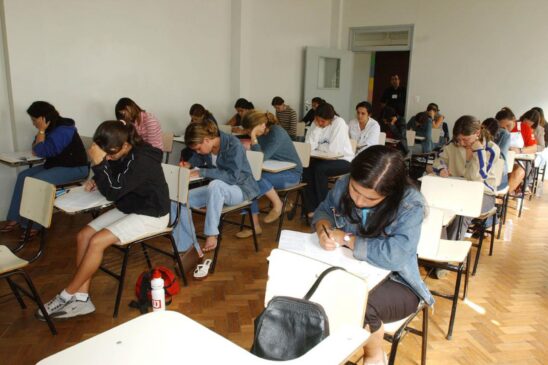 O estudante financiado interessado em renegociar a dívida com o Fies deverá apresentar-se na agência bancária onde firmou o contrato