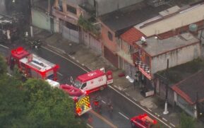 Motociclista morre após colisão; o coletivo pegou fogo, e equipes dos bombeiros tiveram de agir rapidamente para apagar o incêndio