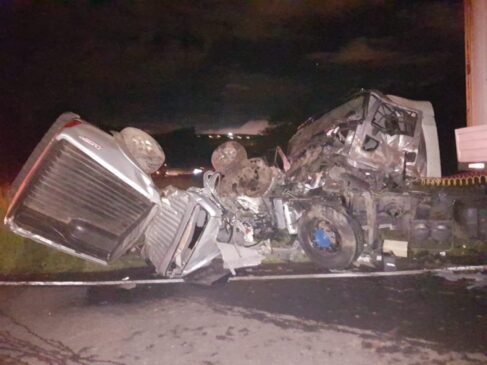 A caminhonete usada na fuga bateu de frente em uma carreta e capotou no km 192, numa alça de acesso ao anel viário de Piracicaba