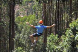 Tirolesa. A tirolesa da Fazenda Radical faz a travessia do vale com 360 graus de vista por meio de cabos de aço. Uma tirolesa tem 450 metros e outra 475 metros totalizando 925 metros de adrenalina a mais de 70 metros de altura.