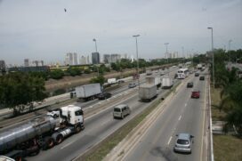 O governo já autorizou duas empresas a realizar estudos de viabilidade sobre a concessão das vias