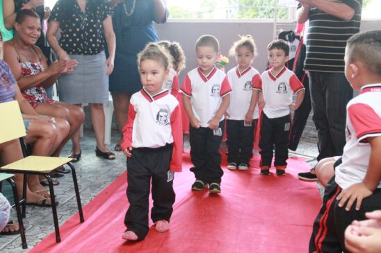 De acordo com a prefeitura, os kits de uniforme deste ano serão parecidos com os do ano passado